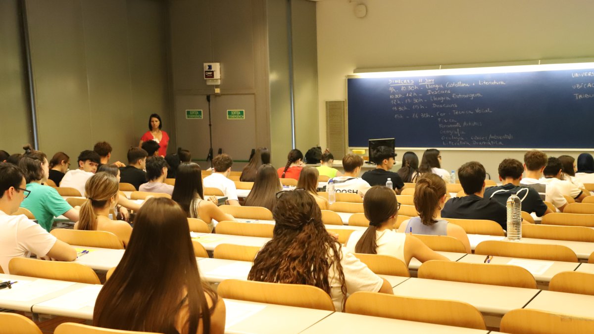 Alumnes realitzant les proves de les PAU a Lleida.