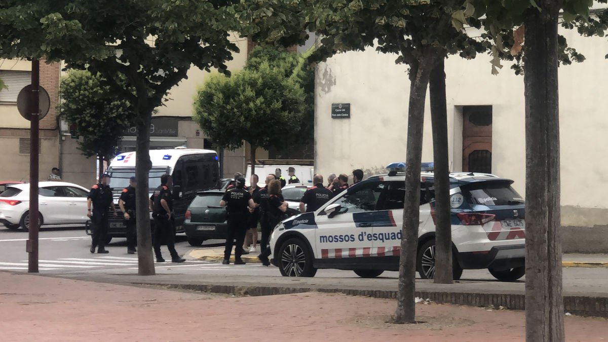 Desenes d’agents ahir a l’operatiu Kanpai a Tàrrega. - LAIA PEDRÓS