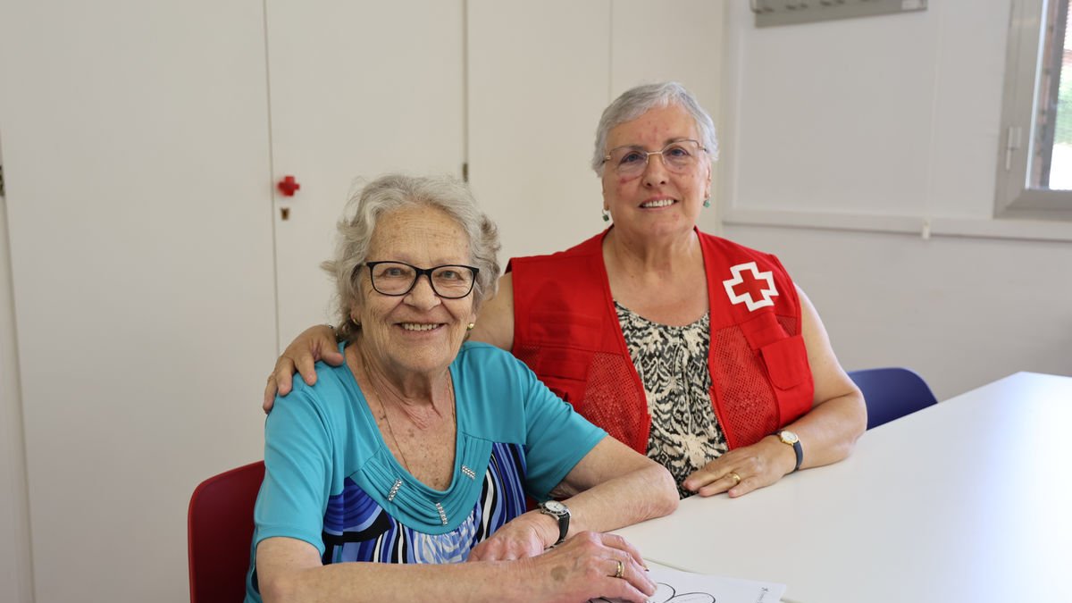 Jovita Ferrer, usuaria, y Mari Ángeles Fernández, voluntaria, ayer en Creu Roja Lleida. - AMADO FORROLLA