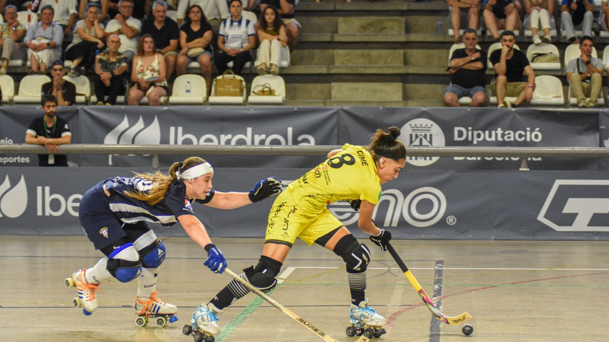 Gimena Gómez, presionada por Paula Vilamala, a quien le negó un gol claro en el tramo final. - CLARA LIÁÑEZ
