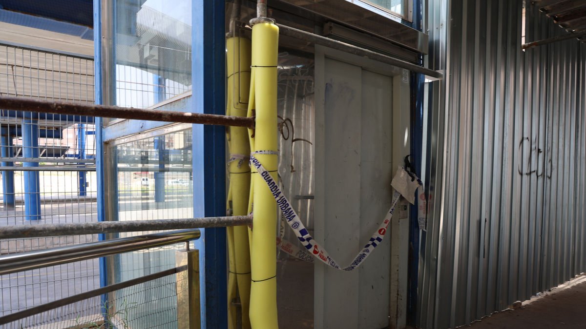 Vista del ascensor de la pasarela de la estación de trenes. - AMADO FORROLLA