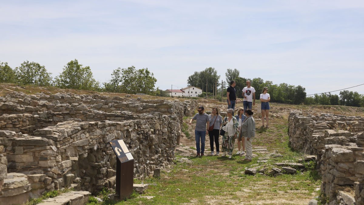 El recorregut. Permet fer un viatge en el temps per conèixer la vida en aquest emplaçament, que podria ser la capital ilergeta. I.G. 