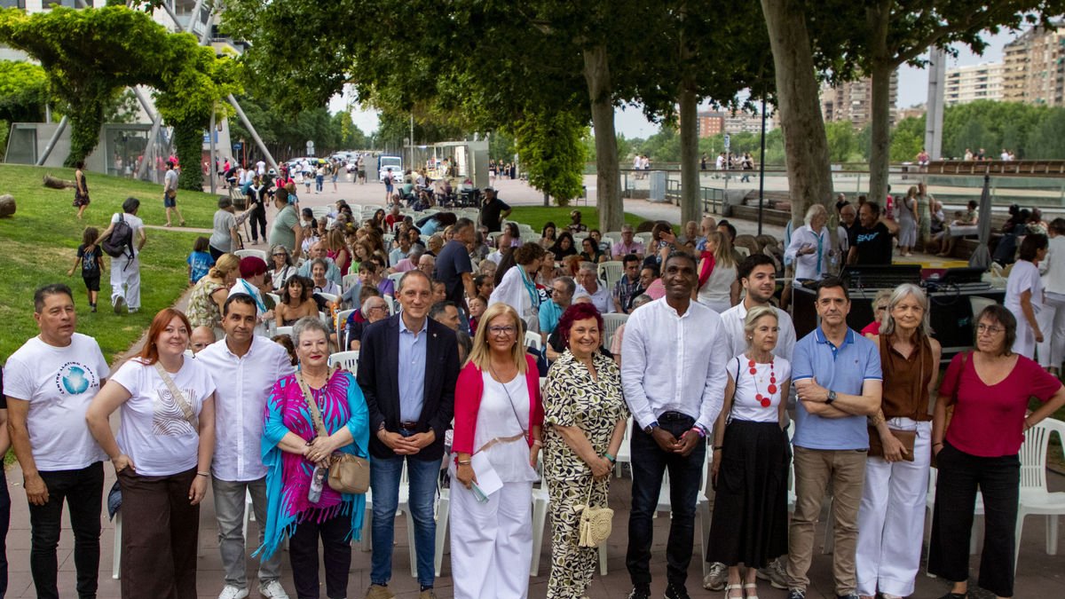 La plaza Blas Infante de Lleida acogió ayer el pregón de las fiestas de Cappont. - GERARD HOYAS