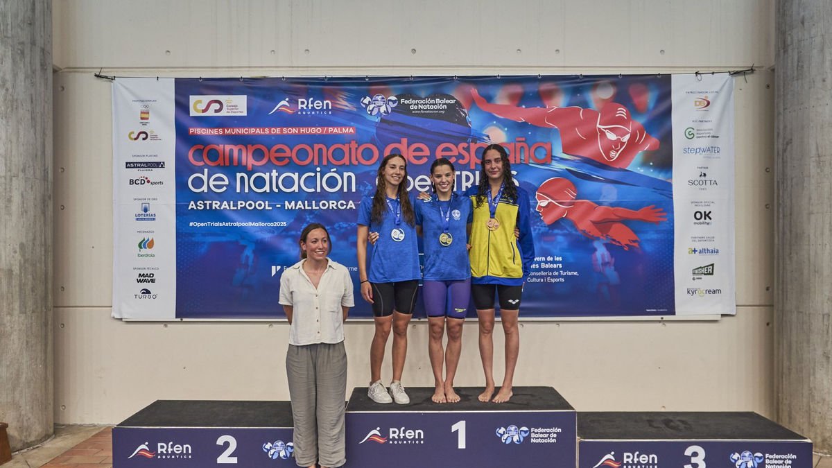 Emma Carrasco (centre), al podi amb la medalla d’or. - RFEN