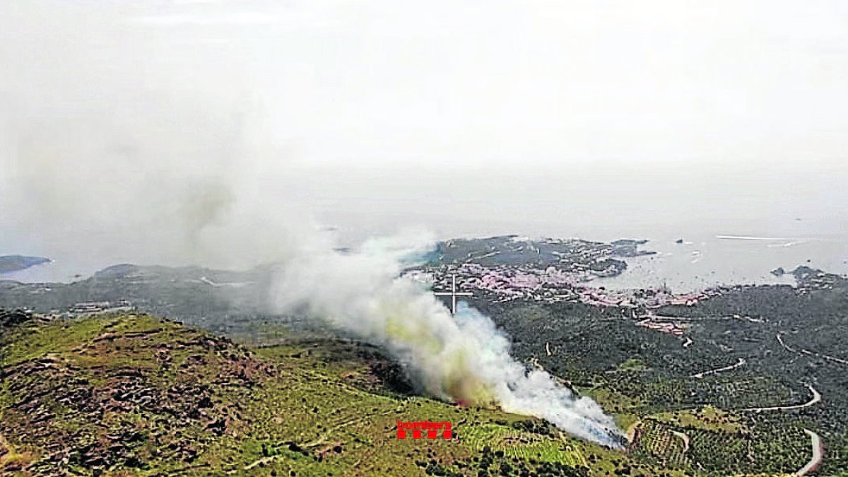 Imatge de l’incendi que va provocar el tall de carretera que dona accés a Cadaqués. - BOMBERS DE LA GENERALITAT