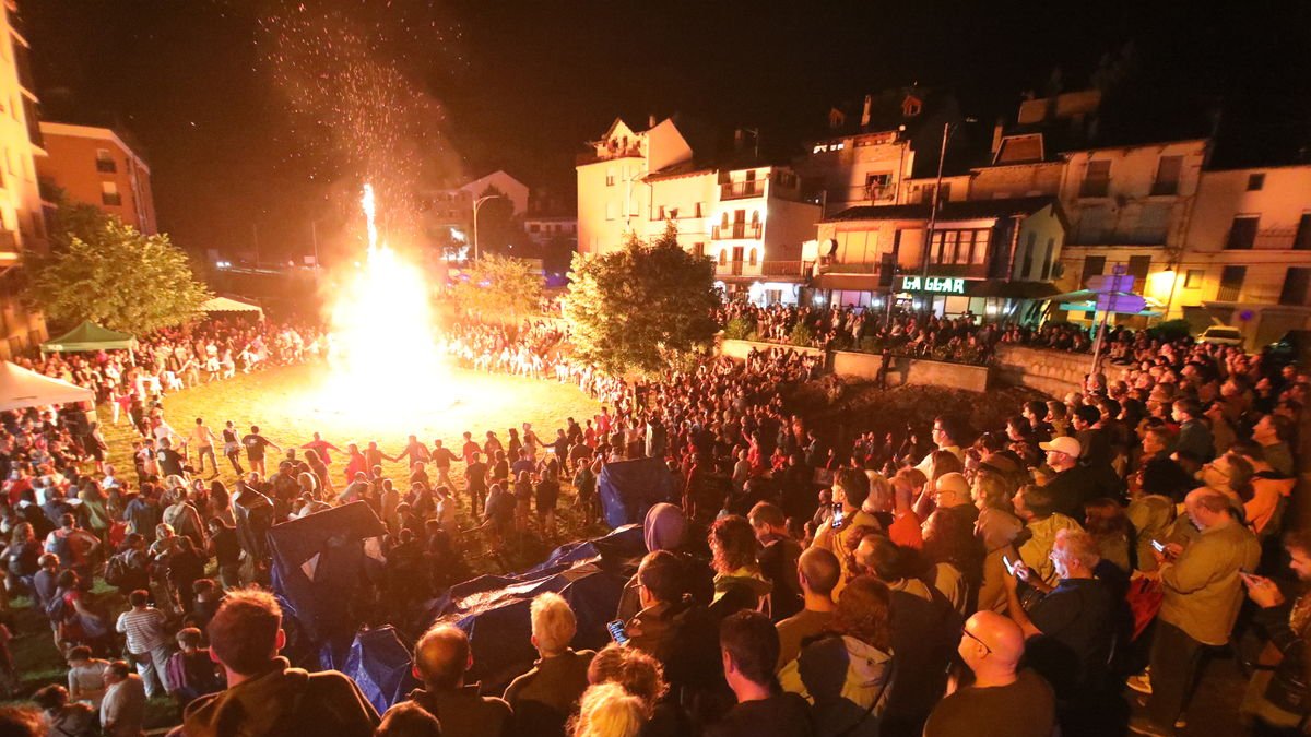 A Sort els participants van prendre la Falla Major, i es va donar pas a la cantata de la Cançó del Fallaire i un ball popular. - EDGAR ALDANA