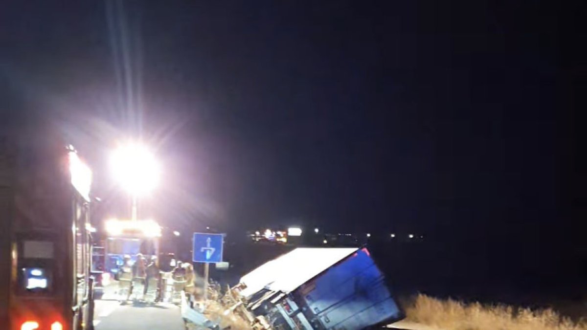 Un carril cortado en la A-2 por un choque entre dos camiones en Tàrrega - JORGE GONZÁLEZ