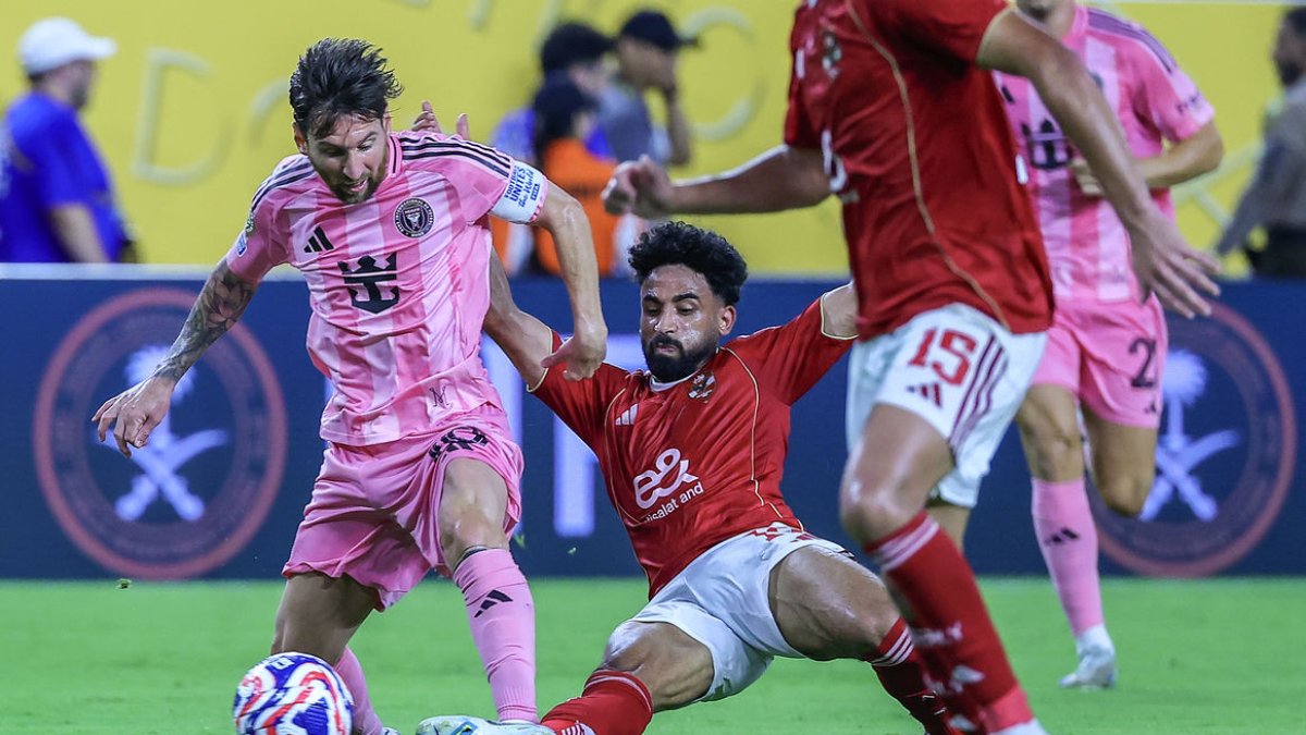 Messi prova d’evitar l’entrada d’un rival de l’Al-Ahly. - EFE