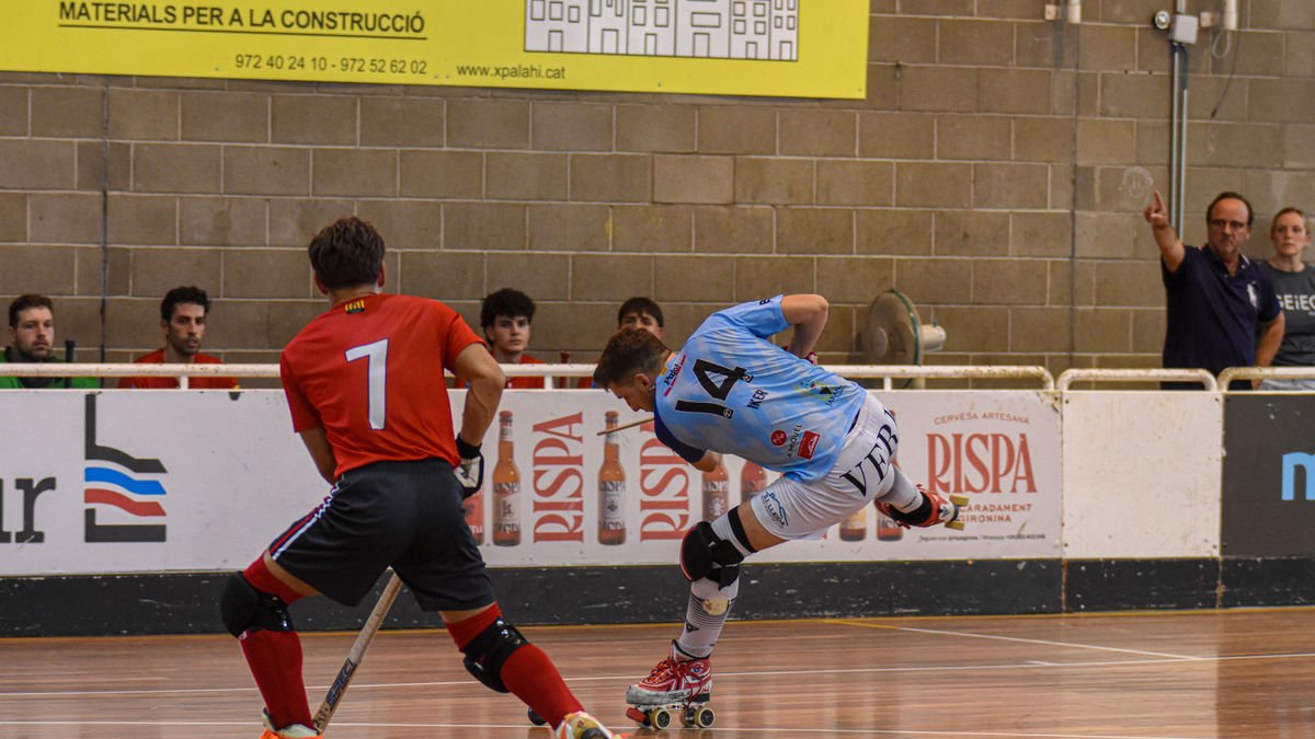Iker Bosch remata a puerta en una acción del partido de ayer. - CLARA LIÁÑEZ