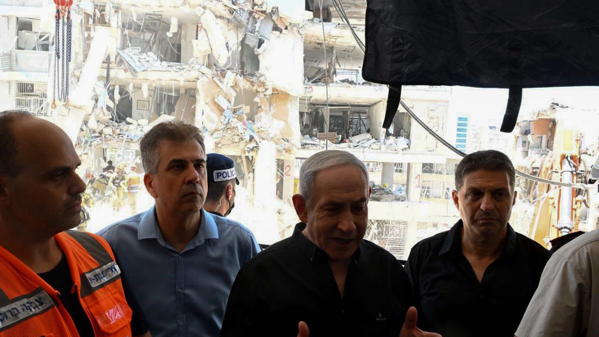 El primer ministre israelià, Benjamin Netanyahu, ahir en la seua visita als barris assolits per míssils iranians a la ciutat de Bat Yam. - EUROPA PRESS