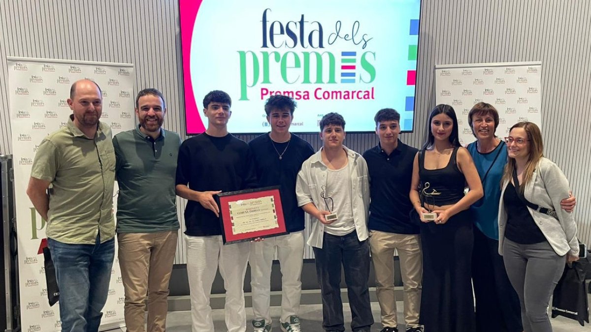 Ganadores y finalistas con docentes y miembros de las entidades. - VEDRUNA TÀRREGA