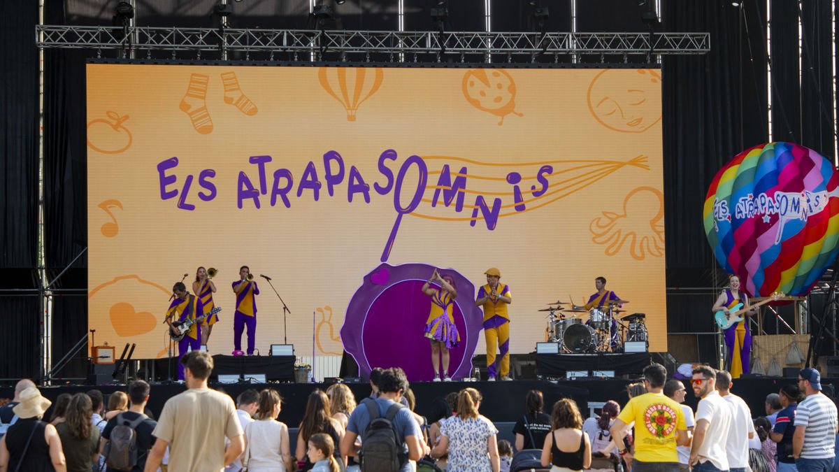 La compañía gerundense de espectáculos familiares e infantiles Els Atrapasomnis, protagonistas ayer en el Magnífic Fest dominical. - ISMAEL BOLDÚ