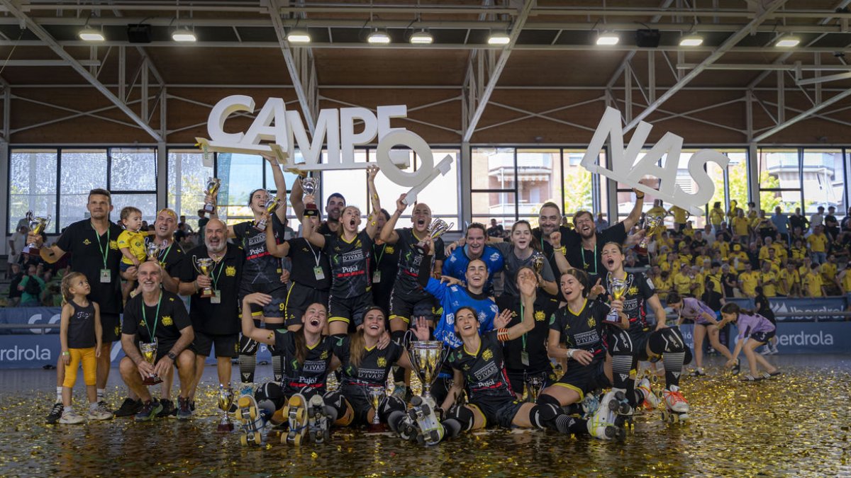 La plantilla del Vila-sana festejant en gran el seu tercer títol de la temporada. - MANU BOUTUREIRA