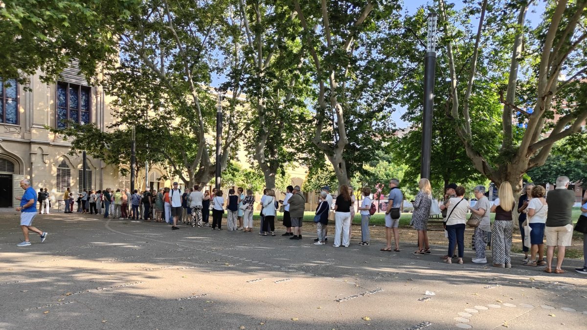 La larga cola se formó en el exterior del Rectorat a primera hora de la mañana.