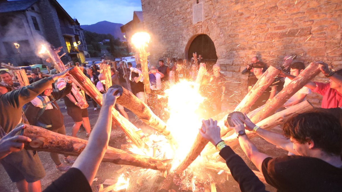 Los primeros ‘fallaires’ que iniciaron su descenso desde la localidad d'Olp