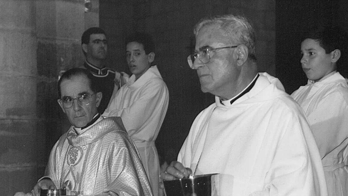 Tres meses después de la resolución papal, una misa el 16 de septiembre de
1995 en Monzón oficializó la segregación de parroquias.