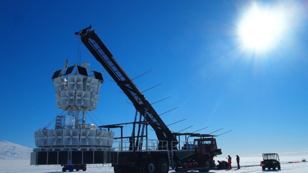 Los pulsos de radio inusuales fueron detectados por el experimento Antártico Impulsivo Transitorio Antena (ANITA).