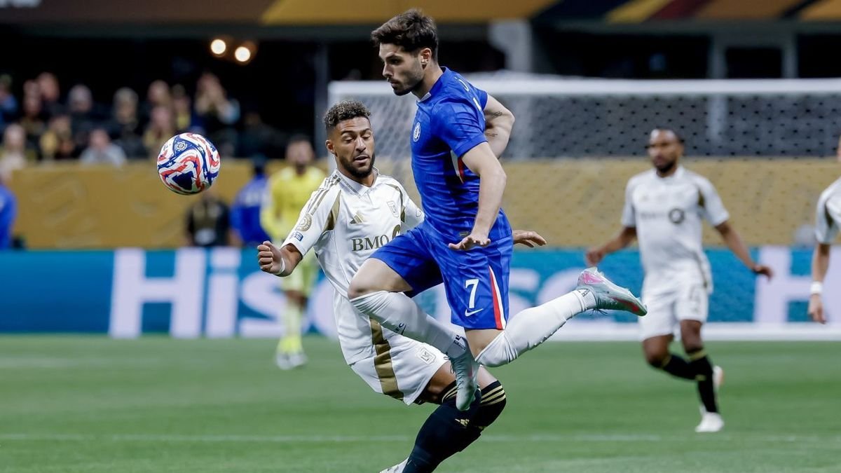 Pedro Neto, autor de l’1-0, supera amb un control elevat un rival del Los Angeles FC. - EFE