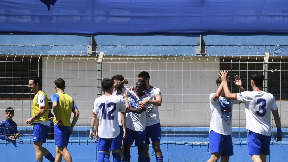 Jugadores del Mollerussa celebran un gol durante un partido de esta temporada. - SANTI IGLESIAS
