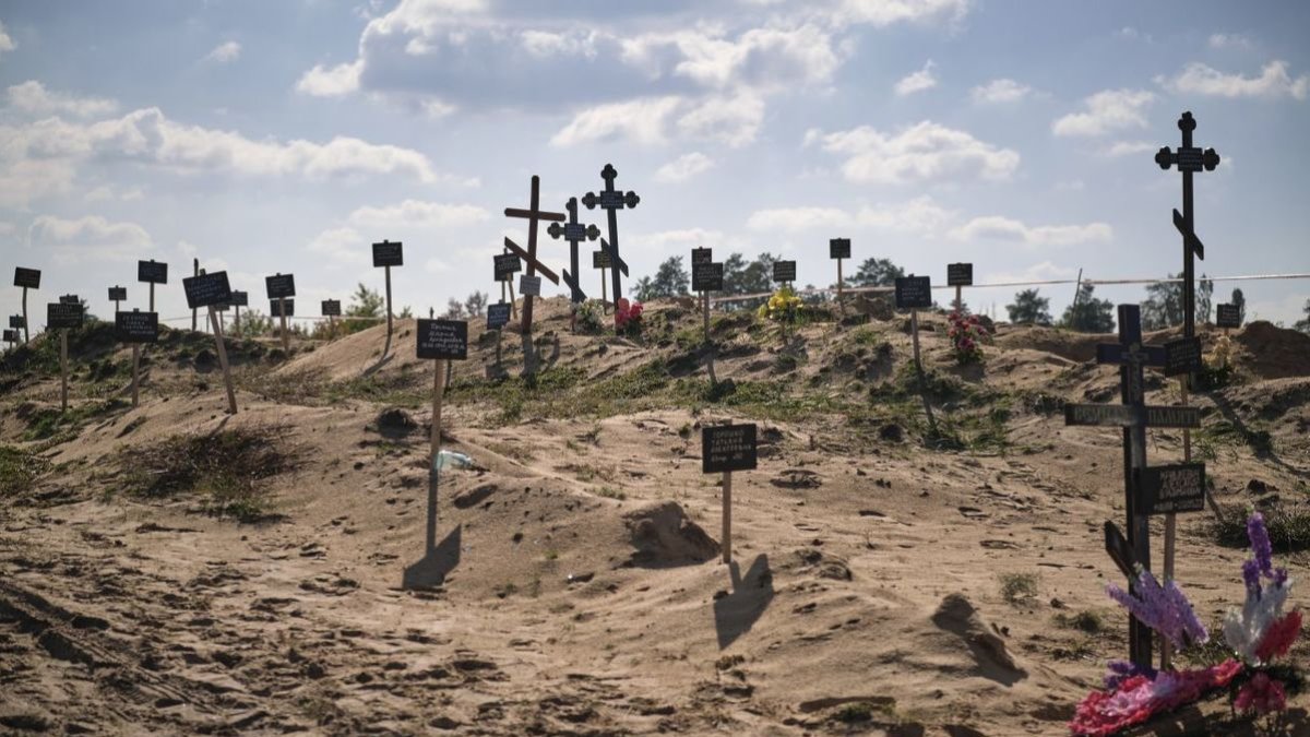 Foto de tumbas sin identificar en la región de Donetsk. - EFE/EPA/YEVGEN HONCHARENKO