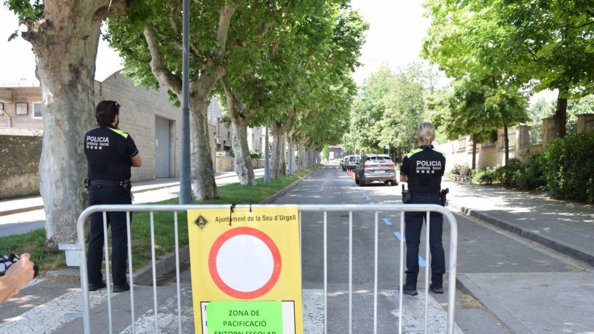 Dos agentes de la policía local vigilan que ningún vehículo acceda a la zona escolar. - C.SANS