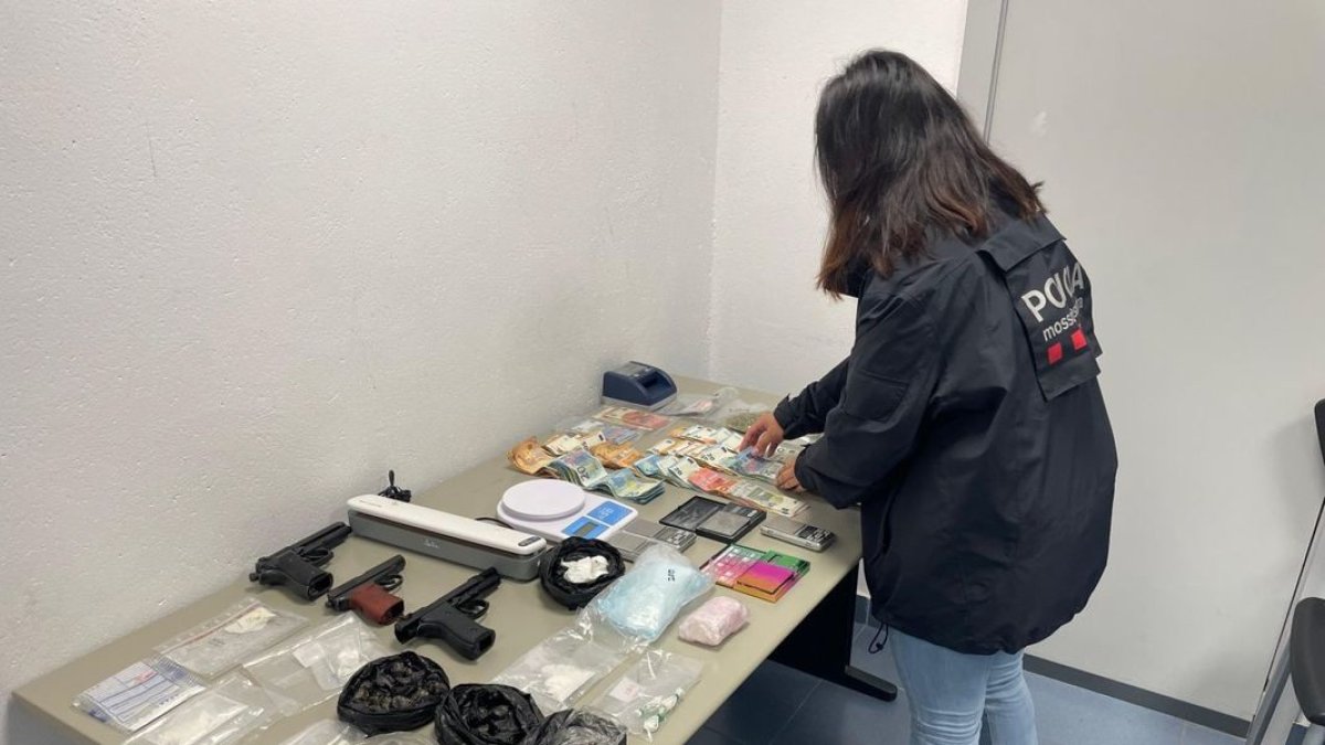 Imatge de la droga, diners i armes decomissades pels Mossos. - MOSSOS D’ESQUADRA