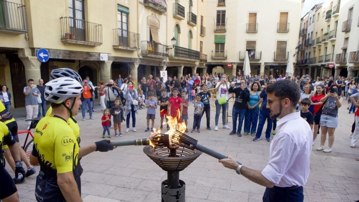 El alcalde Jan Pomés, con miembros de la Penya Ciclista que llevaron la flama del Canigó el año pasado. - X.SANTESMASSES