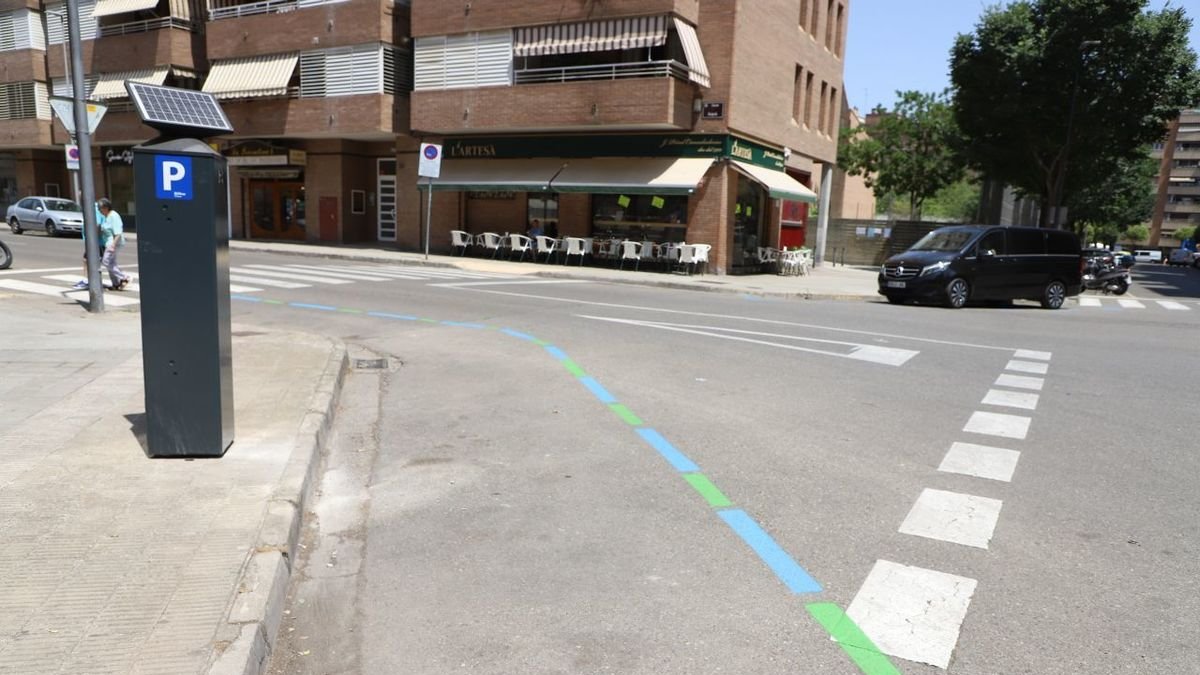 Las calles recién reguladas de Joc de la Bola, ayer con muchas plazas libres de parking. - MARC CARBONELL