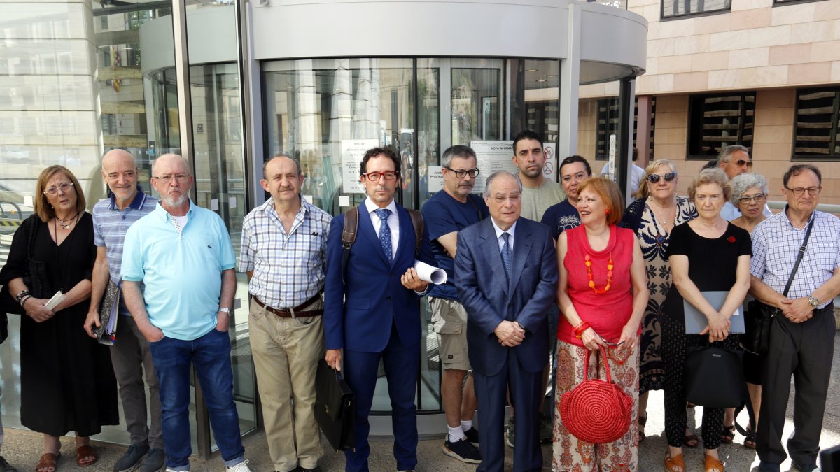 Miembros de la Asociación Projecte Lleida con el abogado que los representa, Jorge Culleré, ante los juzgados.