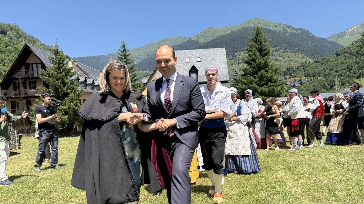 El conseller de Presidència, Albert Dalmau i la síndica d'Aran, Maria Vergés, ballant danses araneses durant la Hèsta d'Aran.