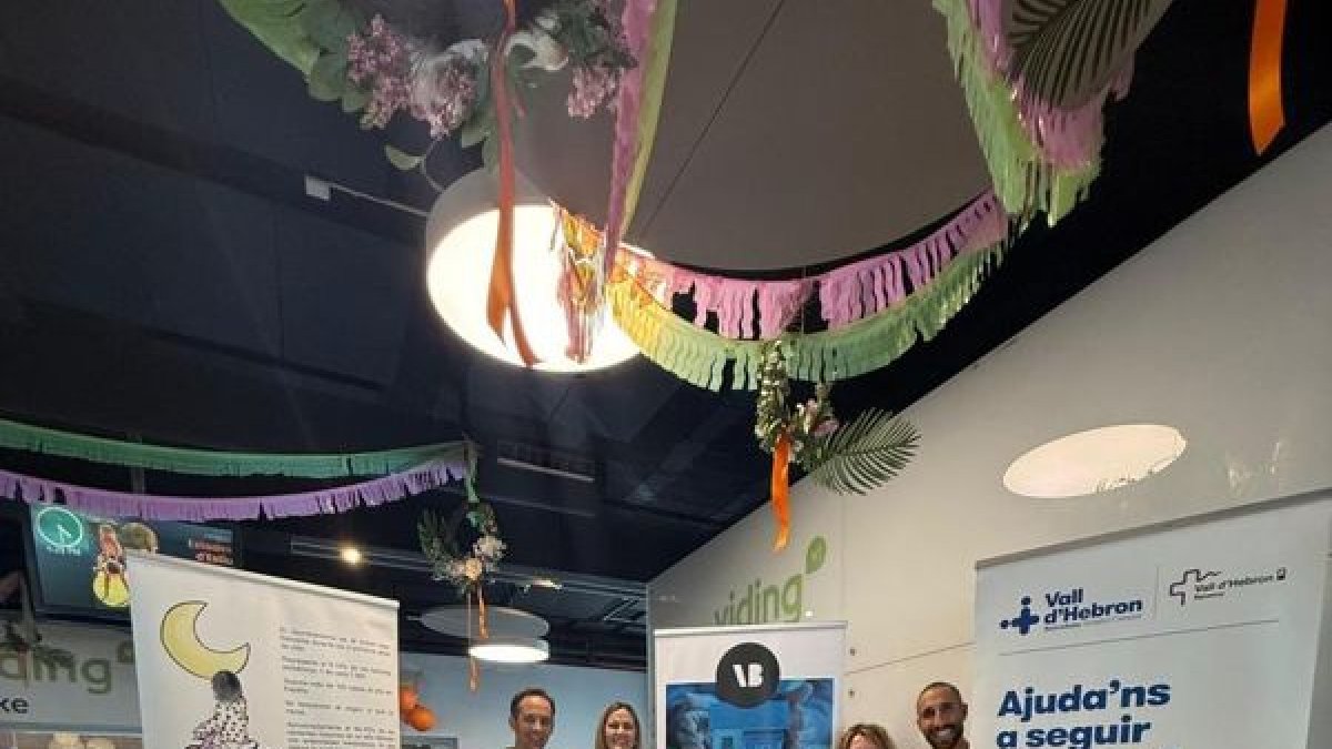 Mesa informativa instalada por la Associació Neuroblastoma per Leire en el gimnasio Ekke. - ASSOCIACIÓ NEUROBLASTOMA PER LEIRE