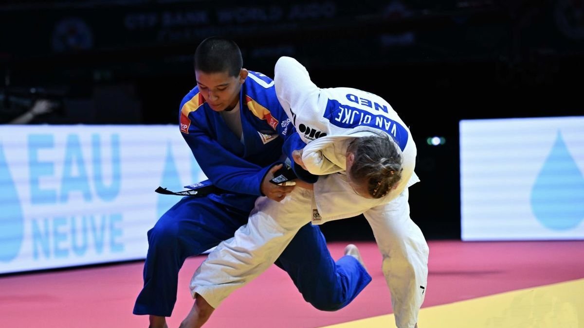 Ai Tsunoda, durant el seu combat pel bronze amb la neerlandesa Sanne van Dijke. - IJF