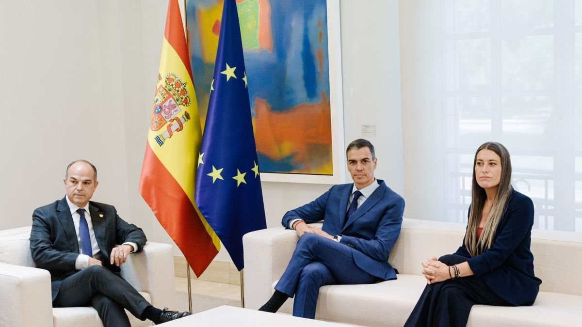 Pedro Sánchez se reúne en la Moncloa con los dirigentes de Junts Jordi Turull y Míriam Nogueras. - ÁLEX ZEA / EUROPA PRESS