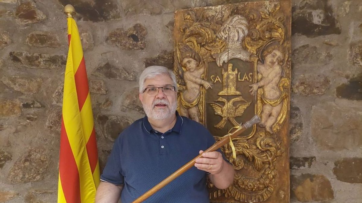 Toni Millet sostiene la vara que recibió al asumir la alcaldía.