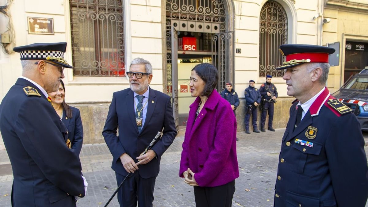 Ibarz, a la izquierda, departiendo con la consellera Parlon y el alcalde el día de Santa Cecília. - JORDI ECHEVARRIA