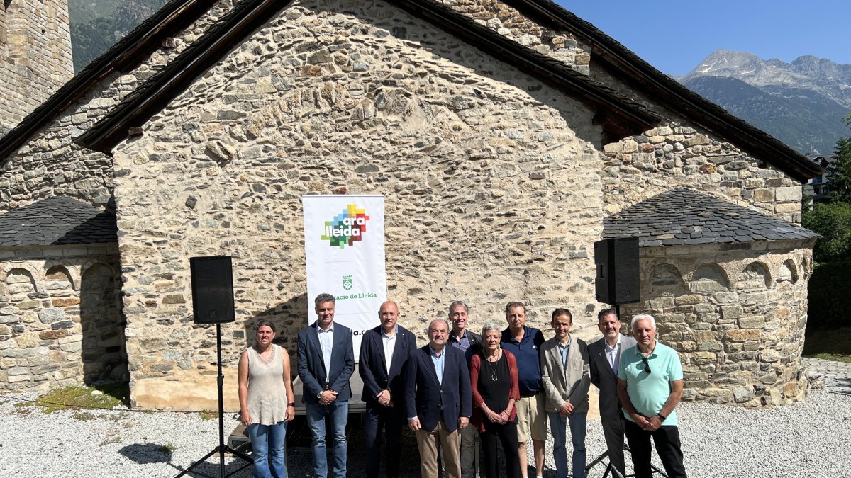 El vicepresidente del Patronat de Turisme de la Diputació de Lleida, Juan Antonio Serrano, acompañado por representantes de varios sectores en la presentación de la temporada turística de verano.