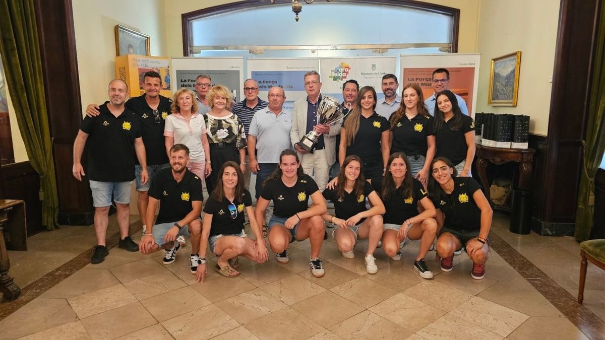 A la izquierda, la plantilla del CP Vila-sana en su recepción y a la derecha, la del CTT Borges, ambas junto al presidente Joan Talarn. - DIPUTACIÓ DE LLEIDA