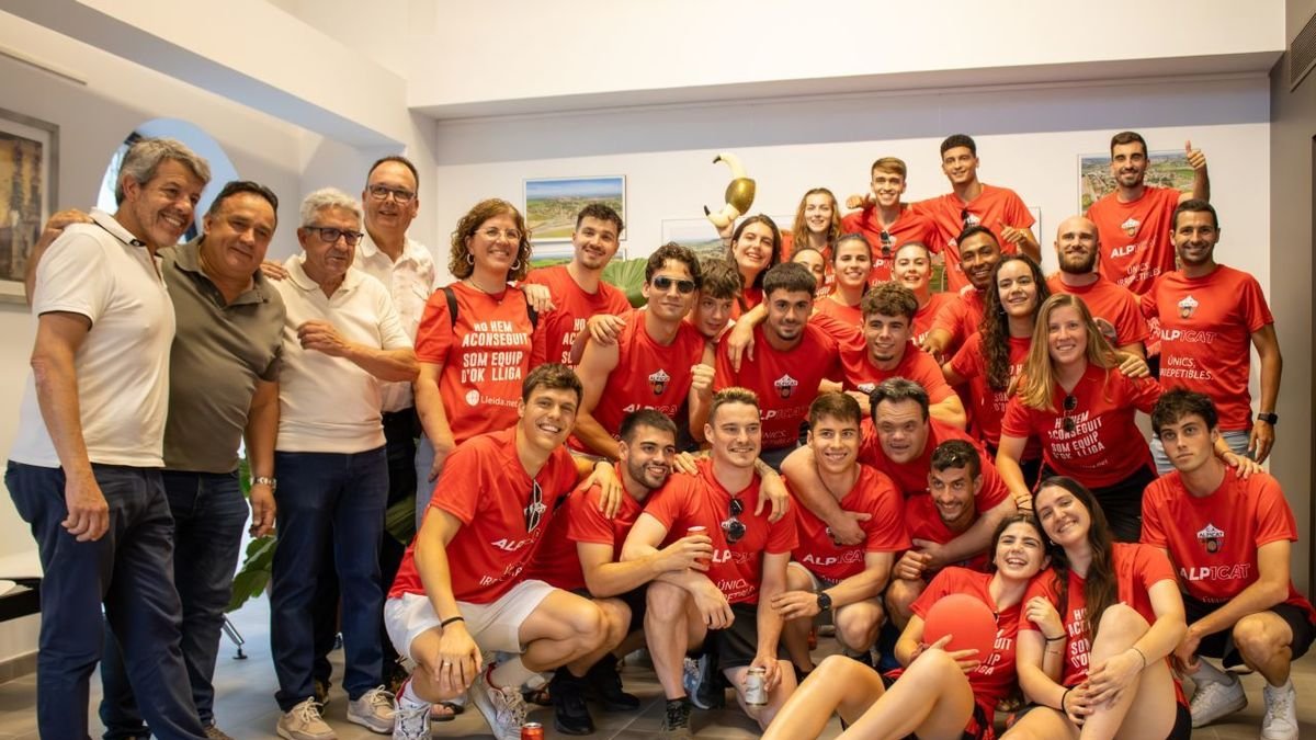 Las dos plantillas posan con miembros del ayuntamiento. - ANIOL MORAL