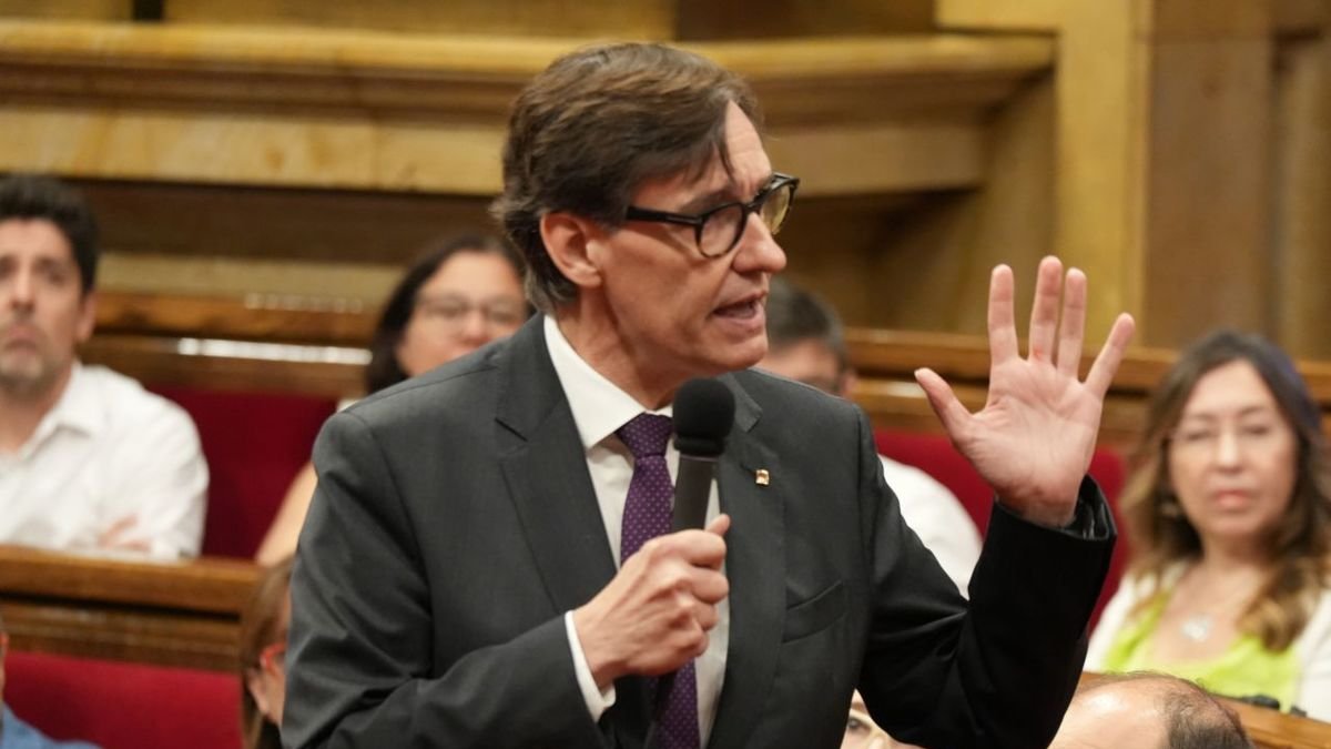 Salvador Illa, ayer, durante la sesión de control en el Parlament. - BERNAT VILARÓ/ACN
