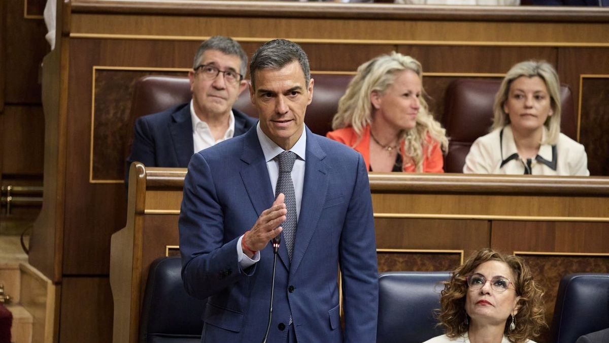 Sánchez y Feijóo protagonizaron ayer un bronco cara a cara en la sesión de control al Gobierno en el Congreso. - EUROPA PRESS