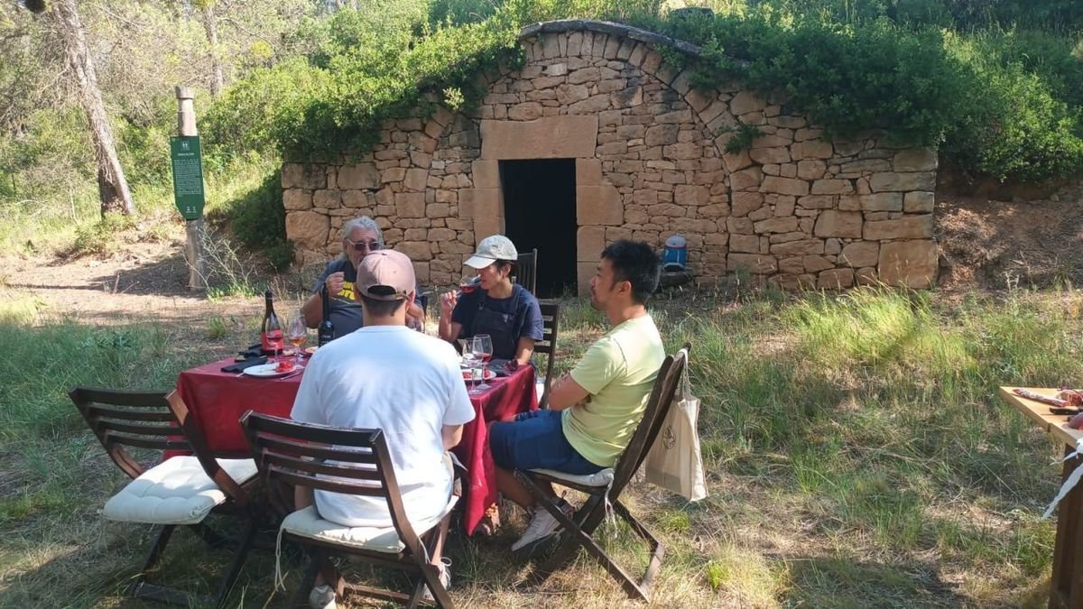La Cabana del Perdiuet ofreció ayer un desayuno con vinos del Vilosell a un grupo de japoneses. - O.B.
