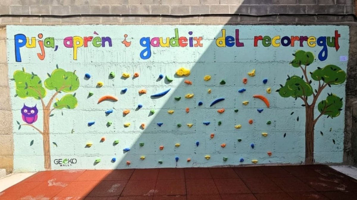 La Escola Sol Ixent de Corbins estrena un rocódromo - A. CORBINS