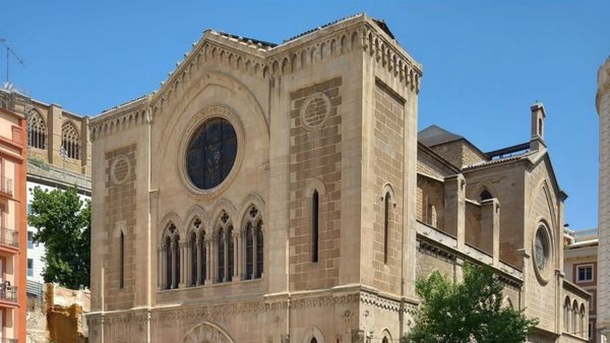 Navarro, López y Gaya, ayer con la iglesia de Sant Joan al fondo.