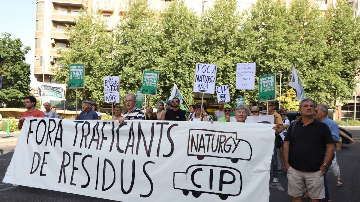 Los manifestantes cortaron la avenida Catalunya cerca de la delegación de la Generalitat en Lleida. - MAGDALENA ALTISENT