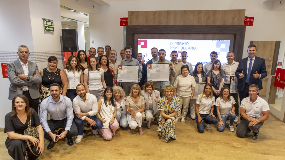 Els guardonats i els seus acompanyants, amb els representants del Banc Santander i la directora de SEGRE, Anna Sàez.