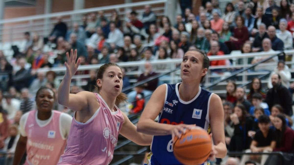 Lucía Rodríguez, en un partido de la pasada temporada con el Ardoi ante el Joventut. - FEB