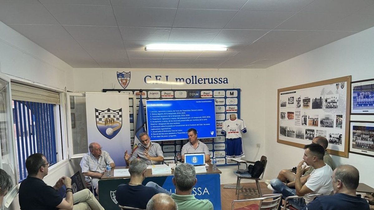 Una vista de l’assemblea de socis del CFJ Mollerussa celebrada ahir. - CFJ MOLLERUSSA