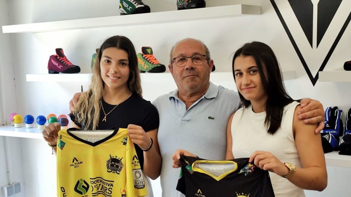 Aina Florenza y Elsa Salvanyà, junto al presidente Ramon Porta, ayer durante su presentación. - MANU BOUTUREIRA