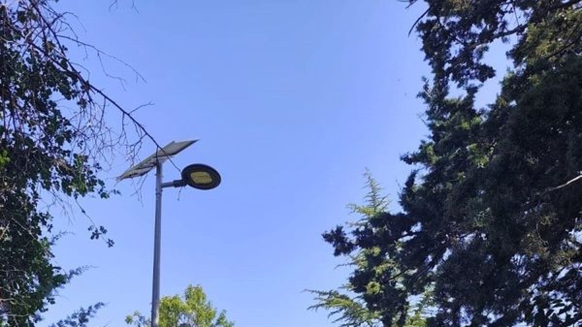 Una de las farolas solares instaladas la semana pasada. - A. SOLSONA