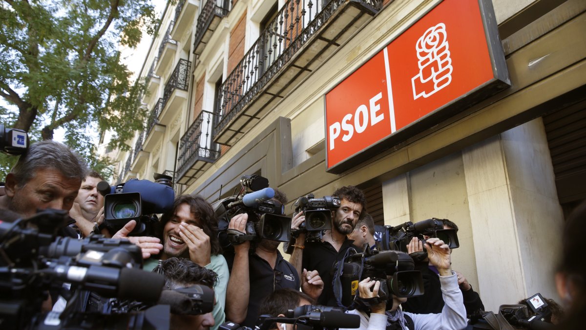 Imagen de archivo de la entrada de la sede del PSOE en Ferraz.